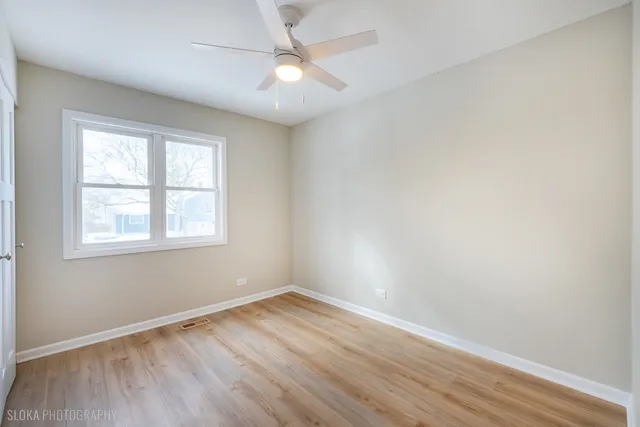 $424,000 | 305 East Country Drive, Bartlett, IL 60103