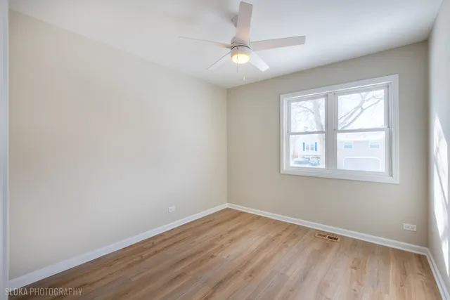 $414,000 | 305 East Country Drive, Bartlett, IL 60103