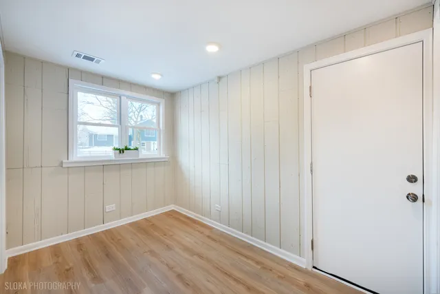 $424,000 | 305 East Country Drive, Bartlett, IL 60103