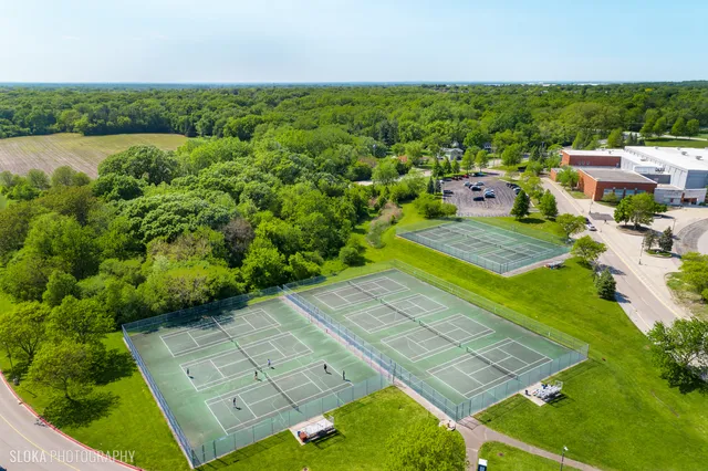 $414,000 | 305 East Country Drive, Bartlett, IL 60103