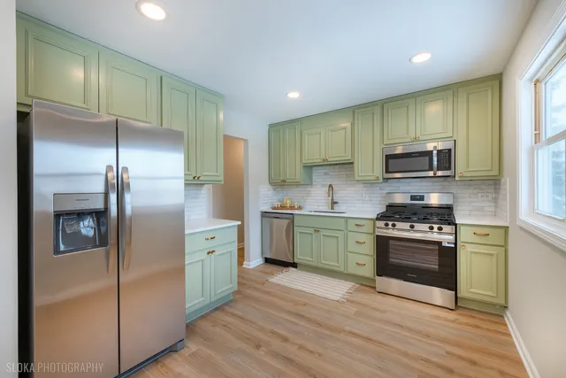 $424,000 | 305 East Country Drive, Bartlett, IL 60103