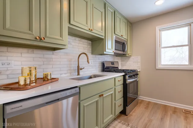 $424,000 | 305 East Country Drive, Bartlett, IL 60103