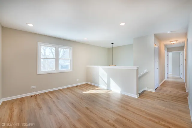 $424,000 | 305 East Country Drive, Bartlett, IL 60103