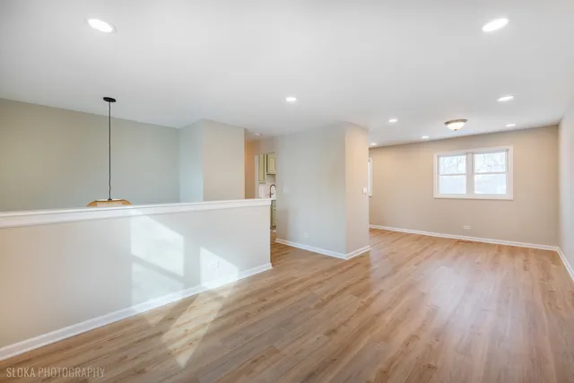 $424,000 | 305 East Country Drive, Bartlett, IL 60103