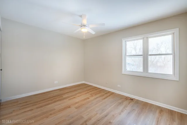 $424,000 | 305 East Country Drive, Bartlett, IL 60103