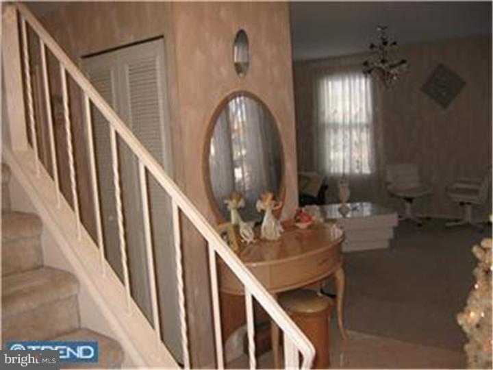 162 Rennard Street Philadelphia, PA 19116 - Photo 4 of 12 Foyer