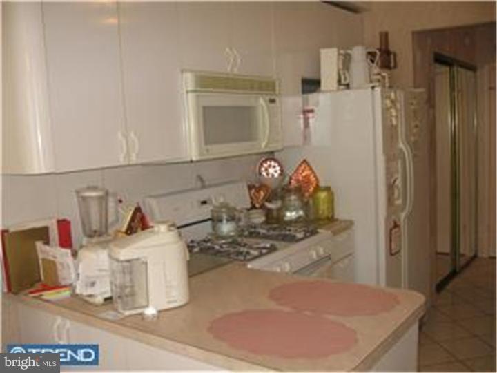 162 Rennard Street Philadelphia, PA 19116 - Photo 7 of 12 Kitchen