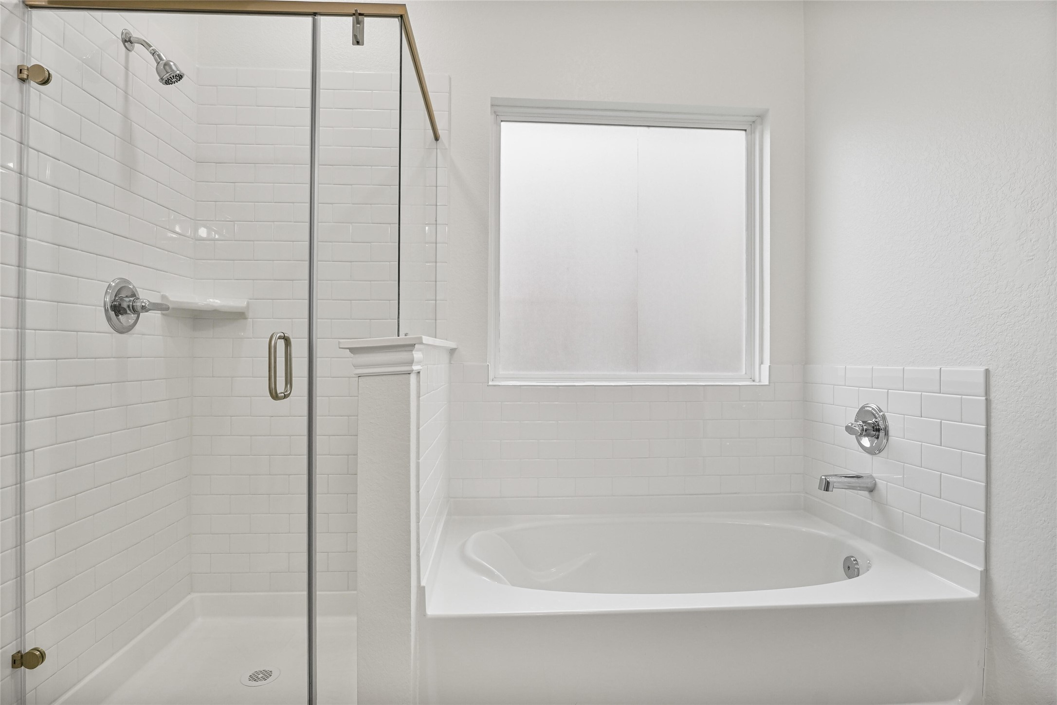 10511 Kings River Drive Rosharon, TX 77583 - Photo 15 of 25 a white bath tub sitting next to a shower