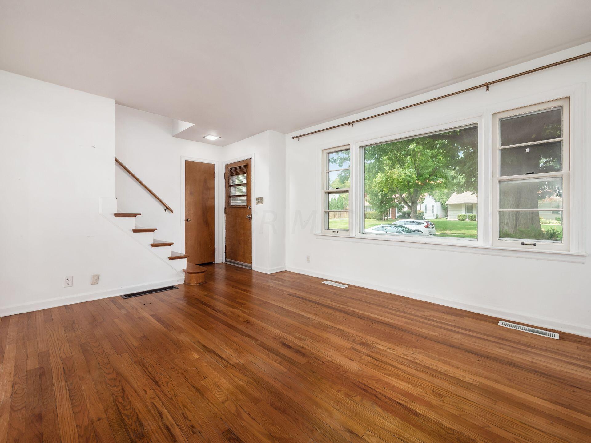 2265 Wickliffe Road Columbus, OH 43221 - Photo 9 of 53 Living Room