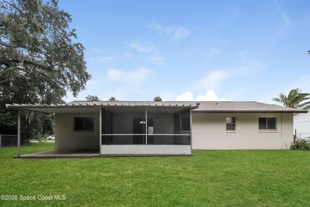 a view of a house with backyard