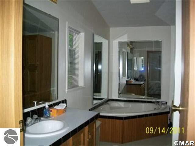 2487 North Pingree Road Alma, MI 48801 - Photo 12 of 15 1770964-11.JPG