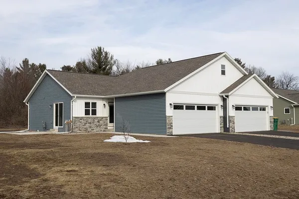 $479,900 | 910-920 Green Pastures Trail, Plover, WI 54467