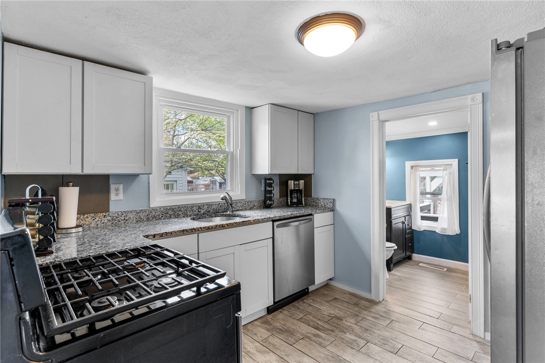 89 Rock Avenue Warwick, RI 02889 - Photo 7 of 22