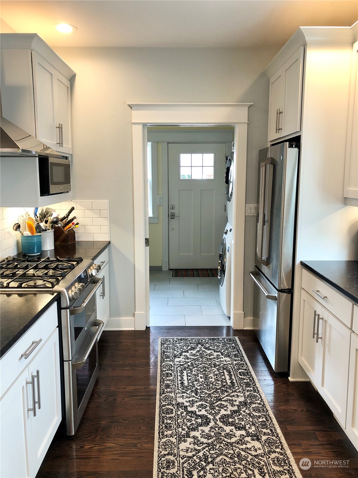 375 Southeast Bush Street Issaquah, WA 98027 - Photo 11 of 40 a kitchen with a stove a refrigerator and a sink