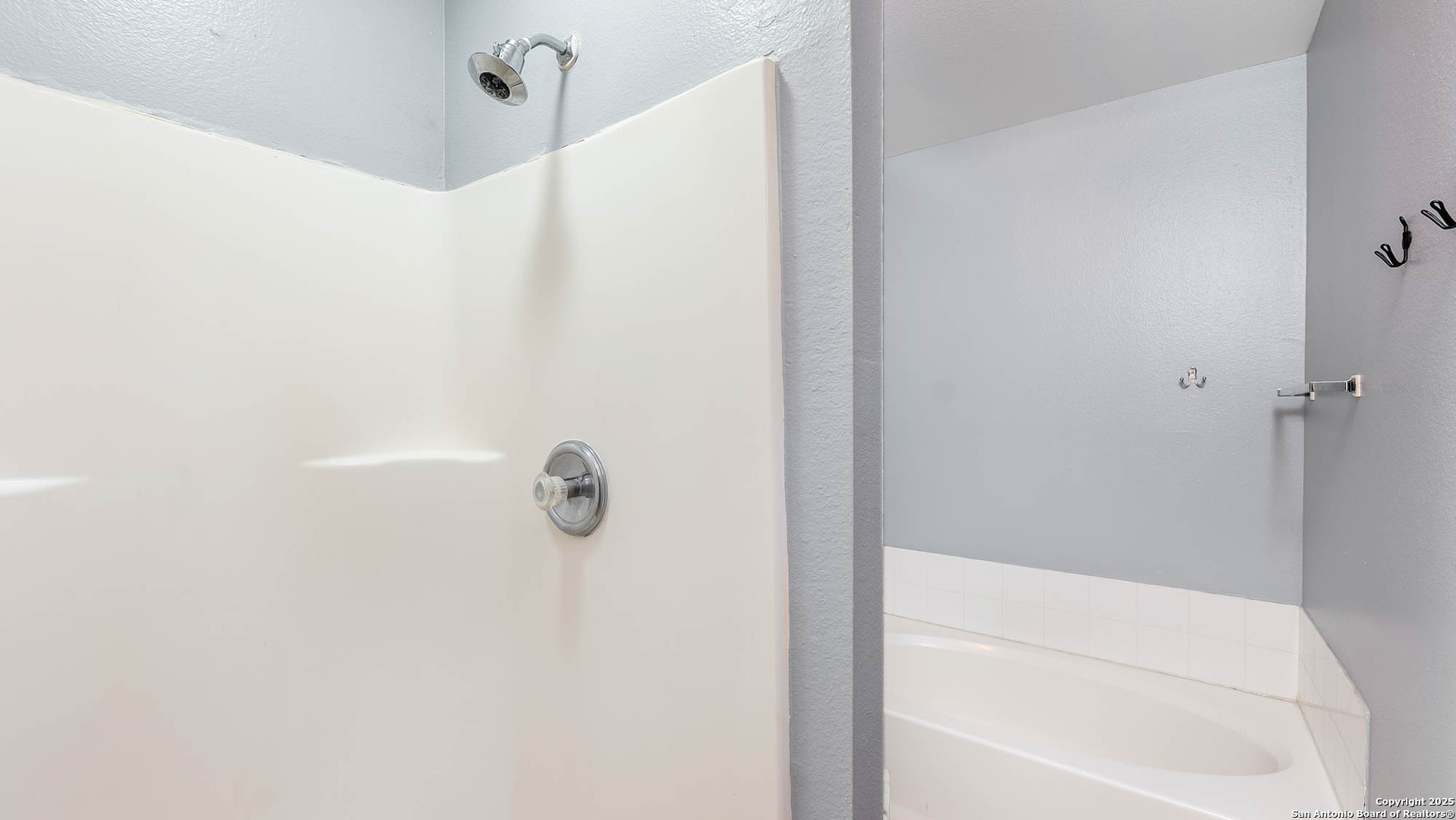 9406 San Fidel Rio San Antonio, TX 78245 - Photo 11 of 21 a bathroom with a shower