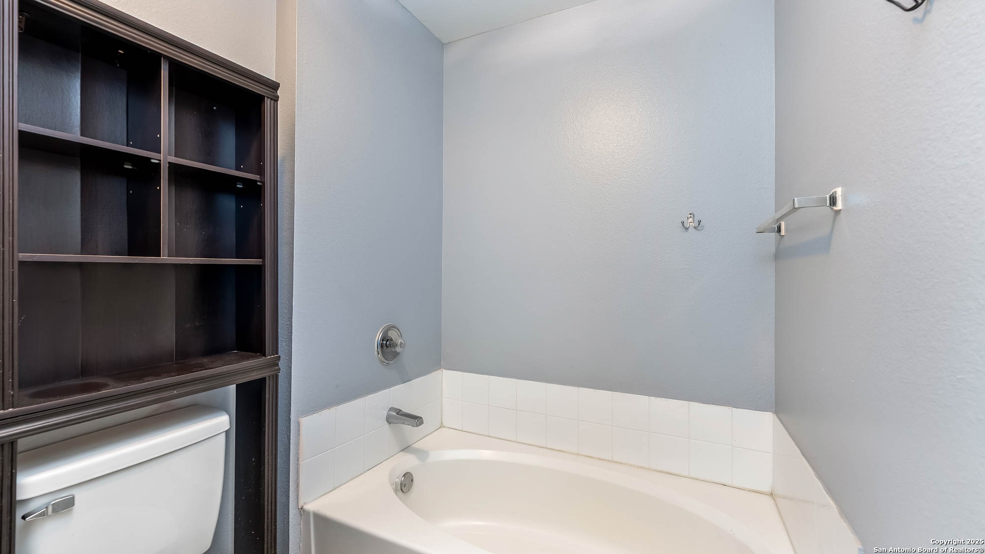9406 San Fidel Rio San Antonio, TX 78245 - Photo 16 of 23 a bathroom with a bathtub
