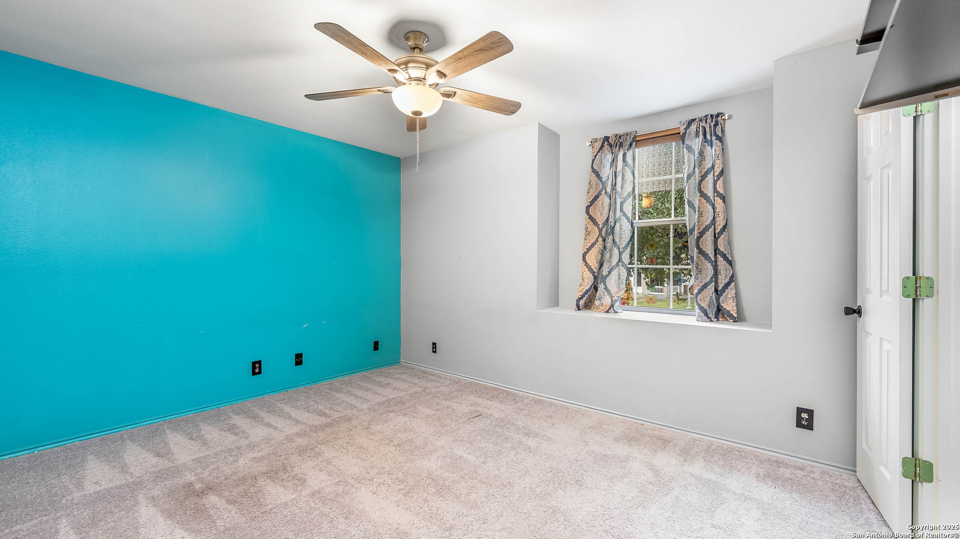 9406 San Fidel Rio San Antonio, TX 78245 - Photo 16 of 21 an empty room with windows and fan