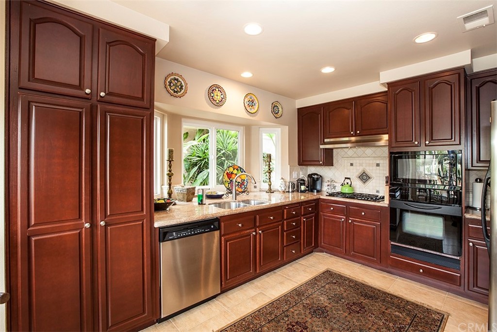 GORGEOUS KITCHEN WITH MAHOGANY/CHERRY CABINETS