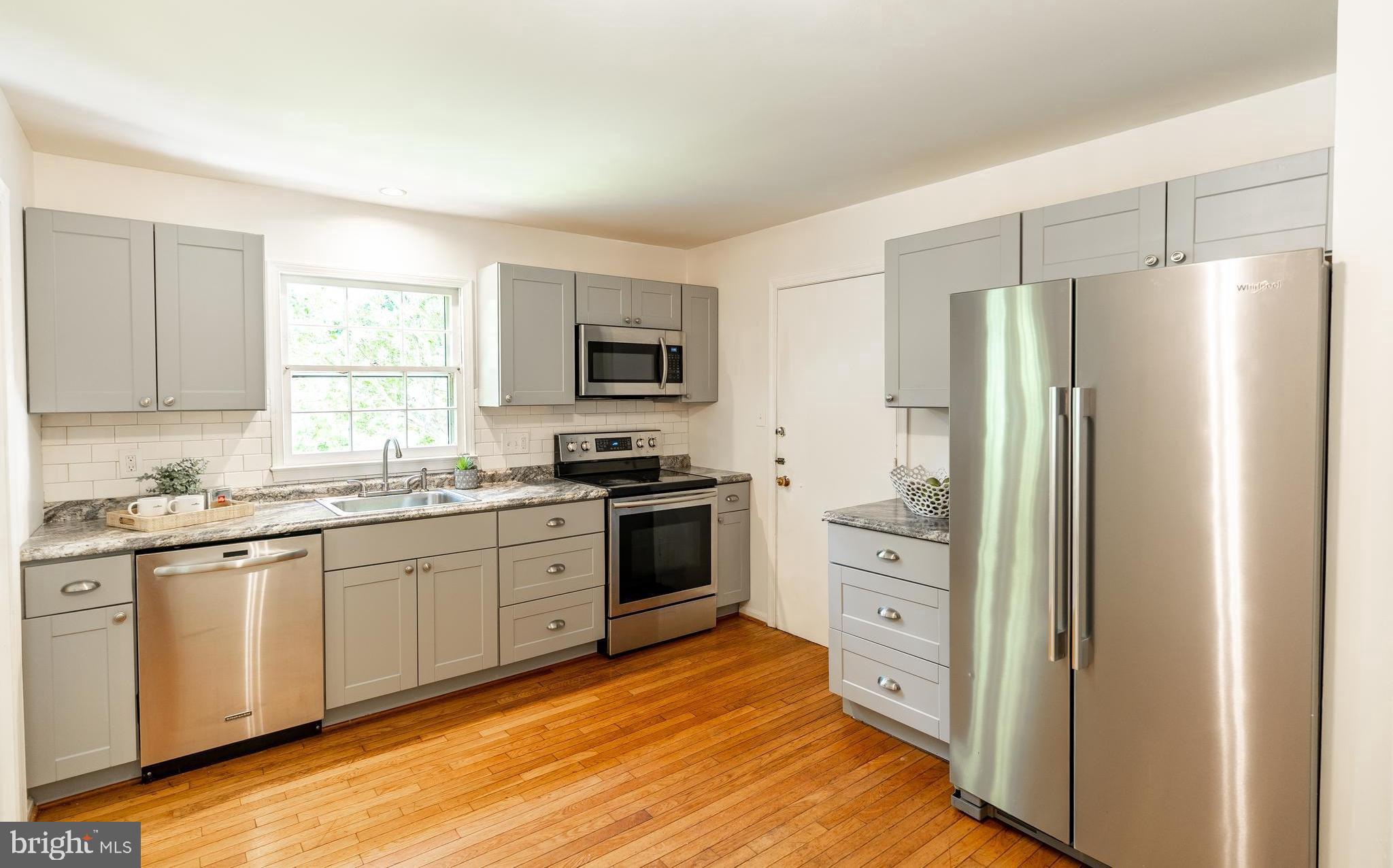 12209 St James Road Potomac, MD 20854 - Photo 4 of 20 Updated Kitchen