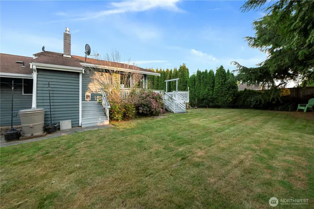 a view of a house with backyard