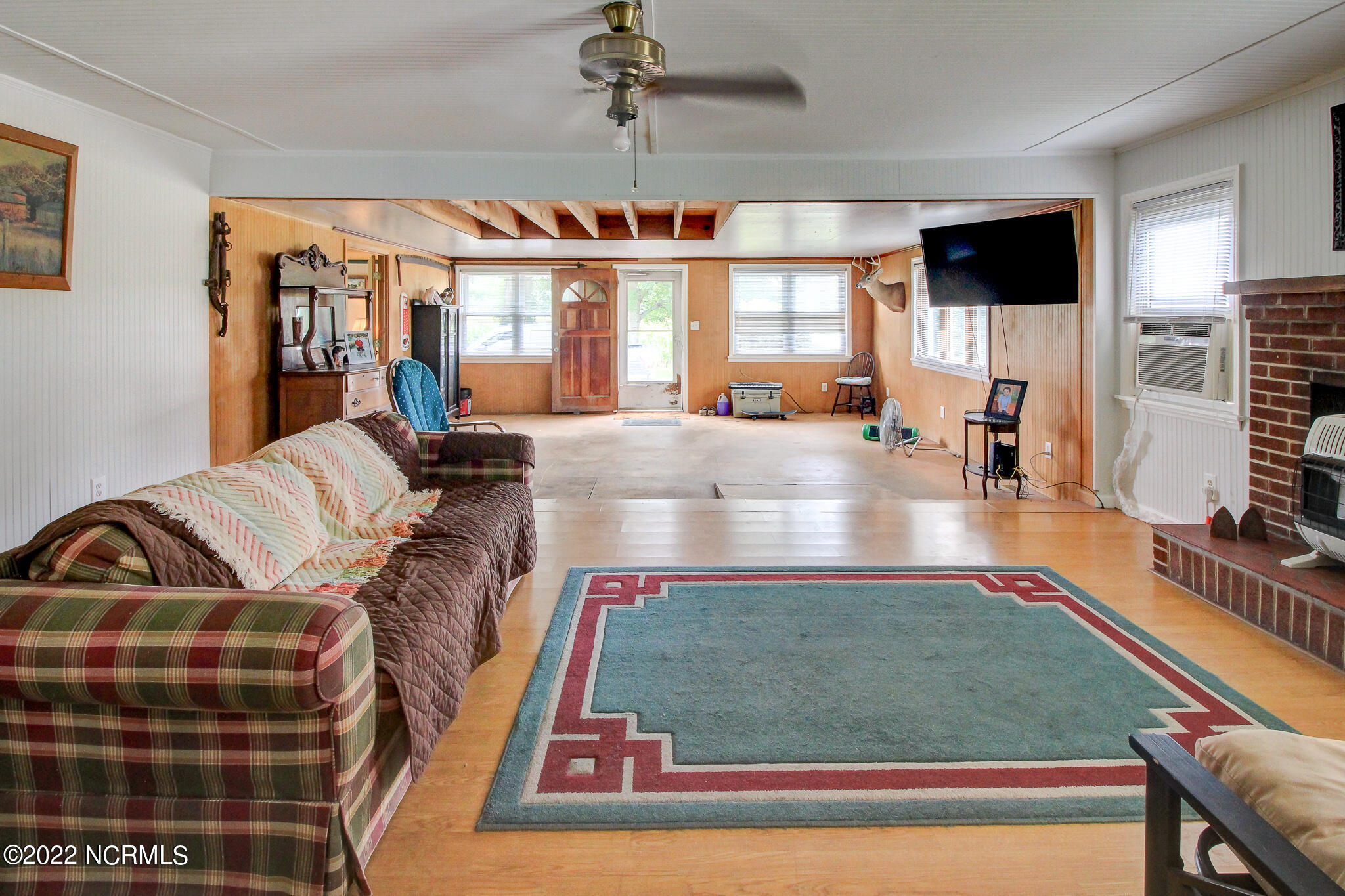 906 Nine Foot Road Newport, NC 28570 - Photo 6 of 27 Living Room