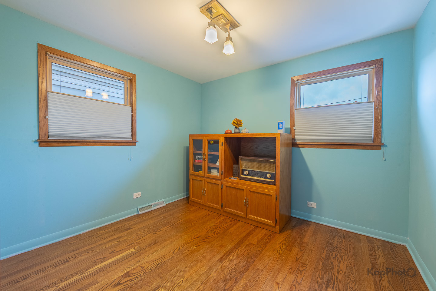 604 West 43rd Street Chicago, IL 60609 - Photo 18 of 30 a room with wooden floor and dresser
