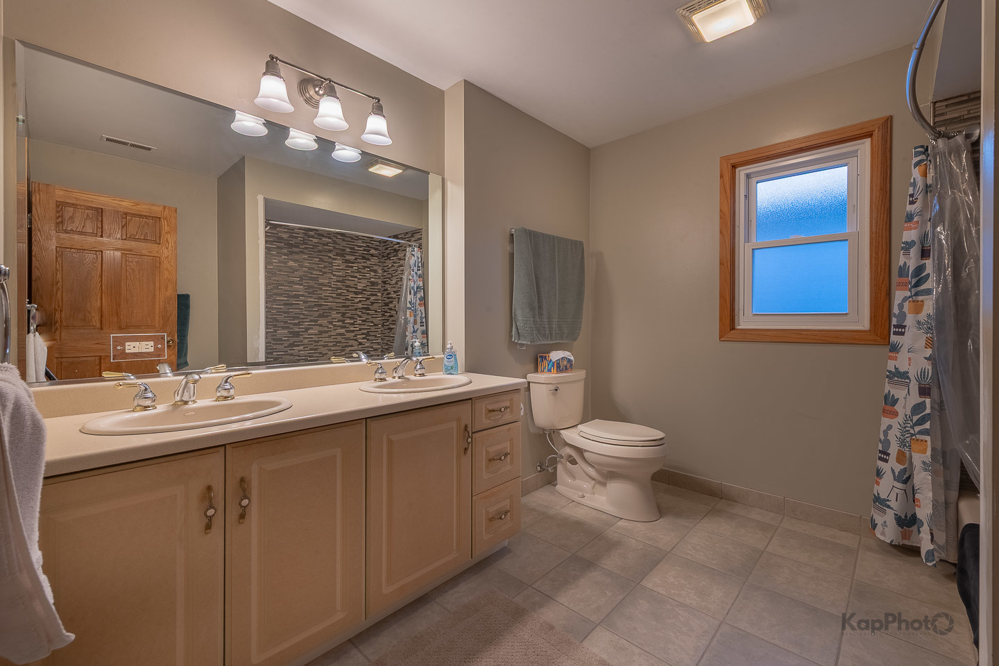 604 West 43rd Street Chicago, IL 60609 - Photo 20 of 30 a bathroom with a toilet sink and mirror