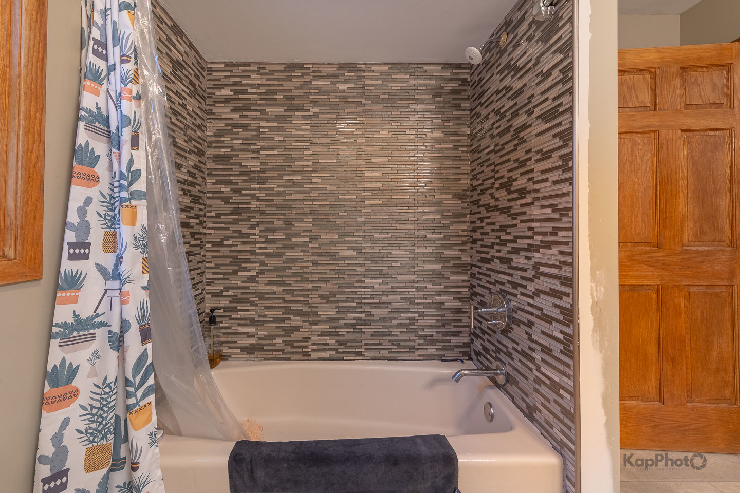 604 West 43rd Street Chicago, IL 60609 - Photo 21 of 30 a bathroom with a bathtub and shower