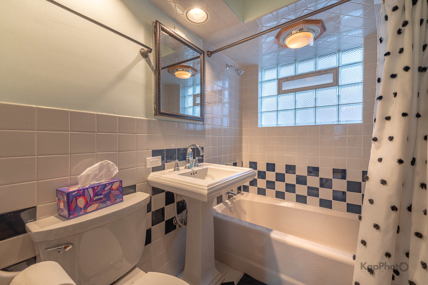 604 West 43rd Street Chicago, IL 60609 - Photo 26 of 30 a bathroom with a sink a toilet and shower