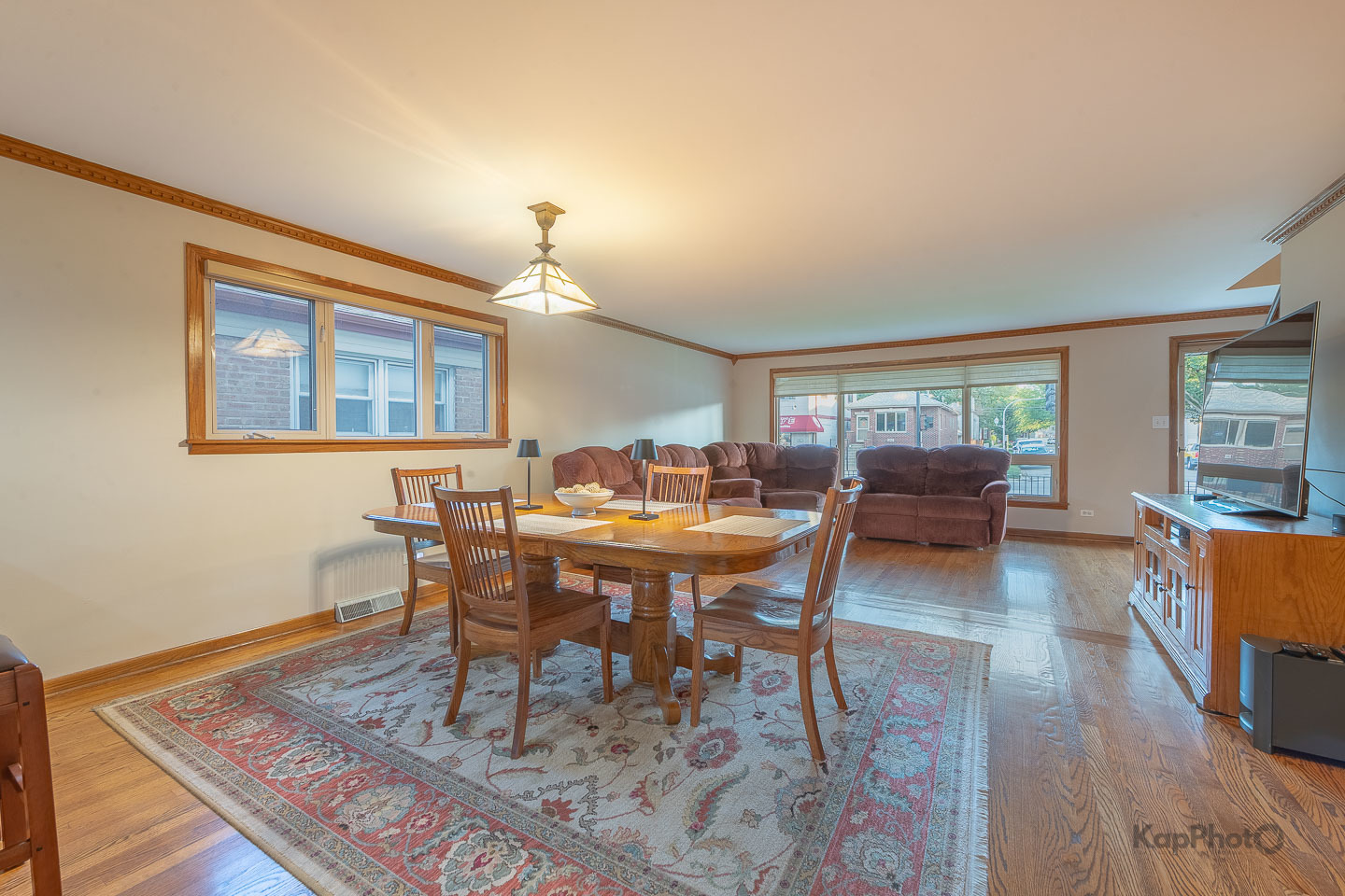 604 West 43rd Street Chicago, IL 60609 - Photo 6 of 30 a view of a dining room with furniture