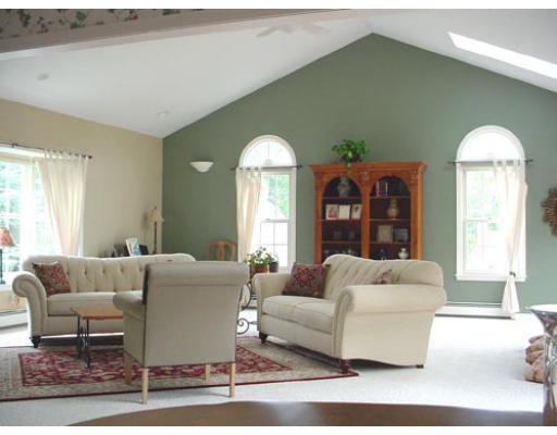8 Joseph Road Shrewsbury, MA 01545 - Photo 5 of 18 Gallery Image 5