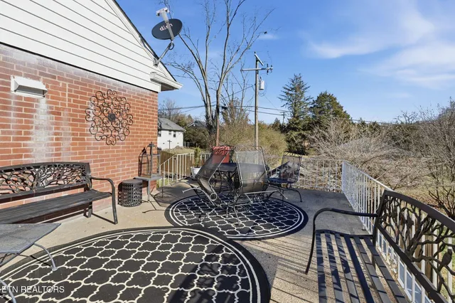 $395,000 | 400 Eagle Bend Lane, Clinton, TN 37716