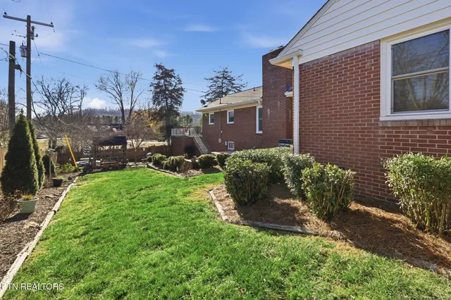 $395,000 | 400 Eagle Bend Lane, Clinton, TN 37716