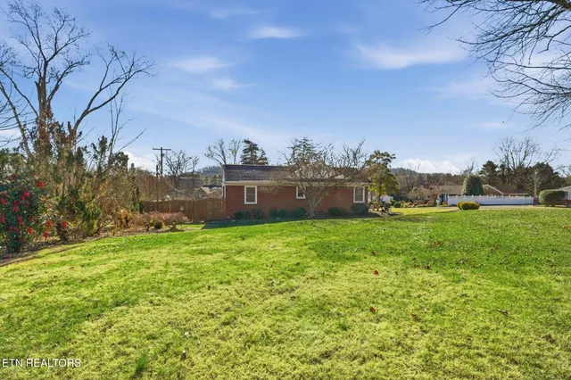 $395,000 | 400 Eagle Bend Lane, Clinton, TN 37716