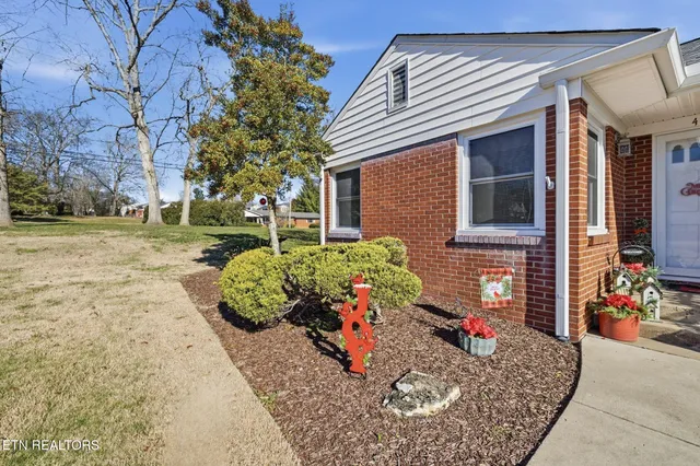 $395,000 | 400 Eagle Bend Lane, Clinton, TN 37716