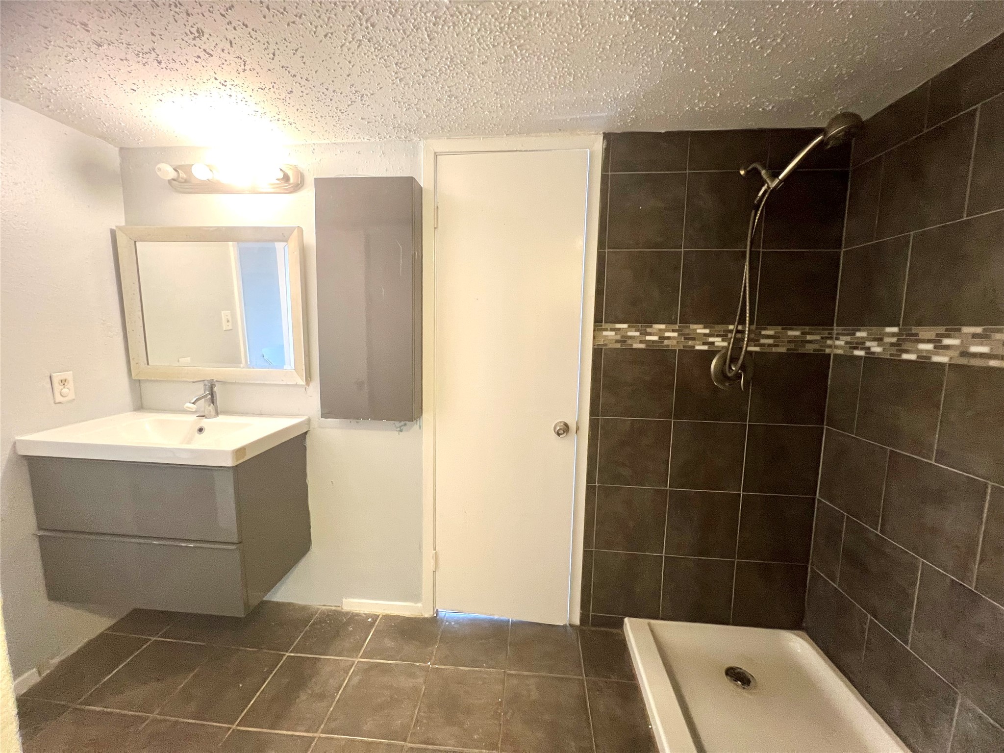 3754 Tanglewilde Street, Unit 9 Houston, TX 77063 - Photo 14 of 26 a bathroom with a bathtub a sink a toilet and shower