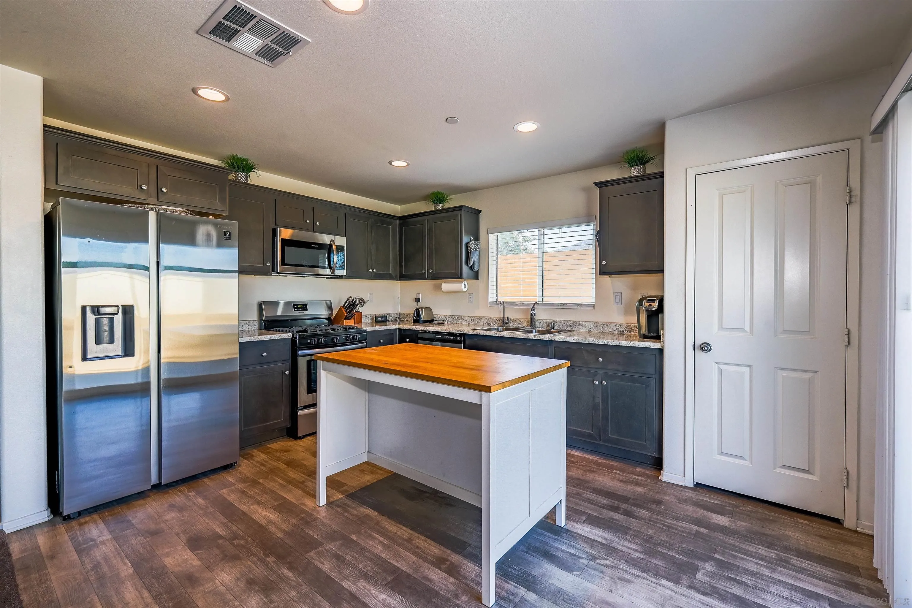 29499 Beeler Road Winchester, CA 92596 - Photo 3 of 24 Gallery Image 3