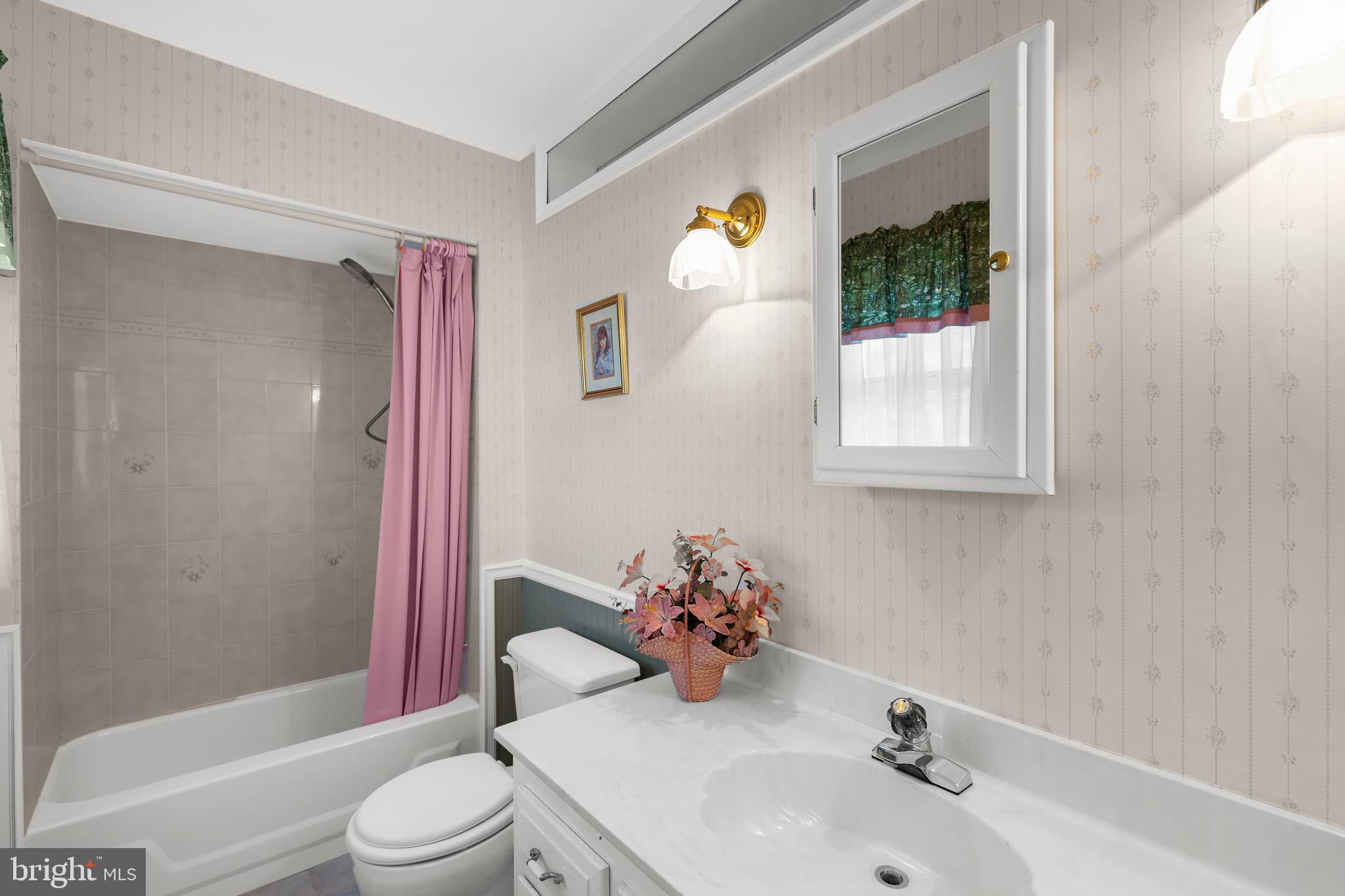 12215 Shadetree Lane Laurel, MD 20708 - Photo 36 of 52 2nd Bedroom's En Suite Bathroom