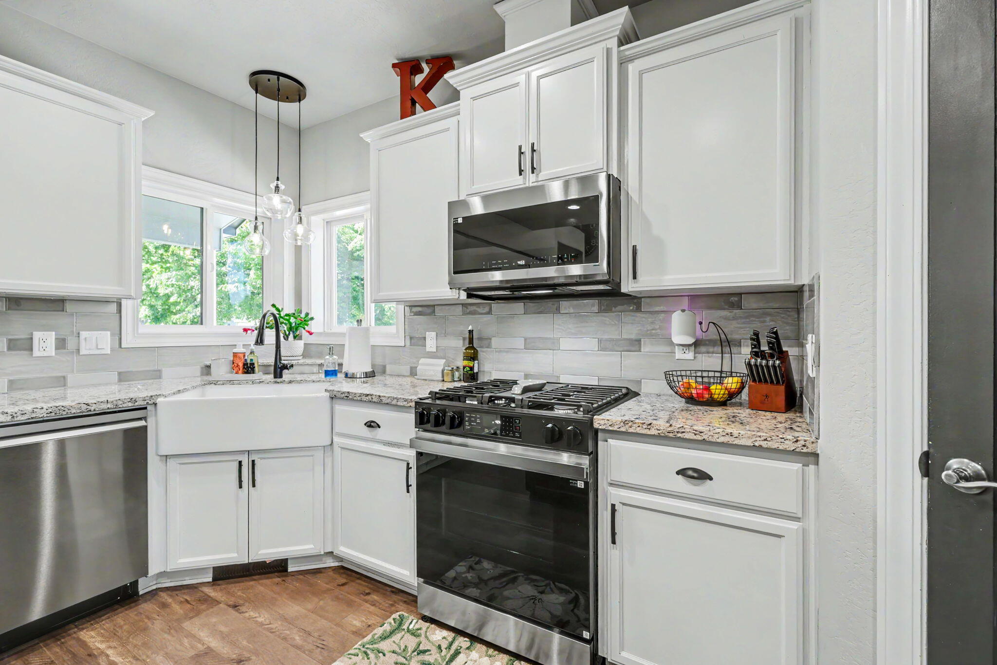 1043 Sandoz Street Central Point, OR 97502 - Photo 5 of 28 ApxSS00022