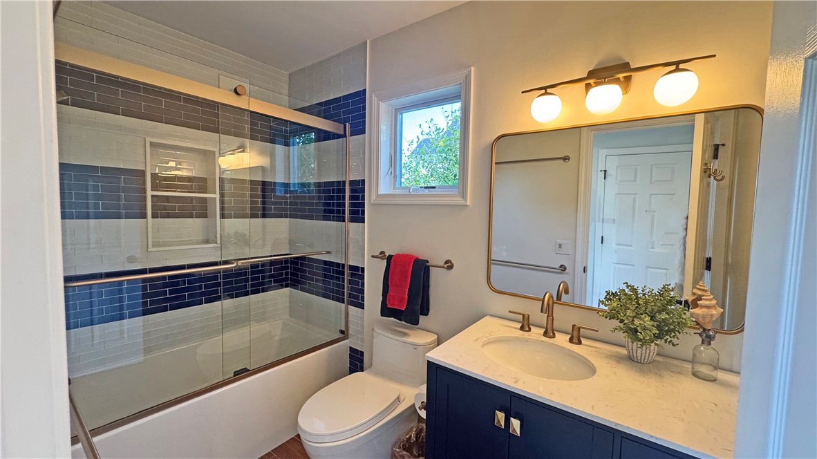 1712 Corn Neck Road, Unit 2 Block Island, RI 02807 - Photo 14 of 38 1st floor full bath with tub/shower