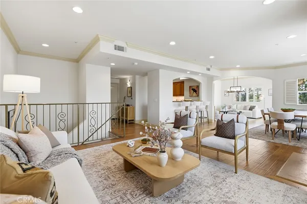 $1,075,000 | 11540 Moorpark Street, Unit 401, Studio City, CA 91602