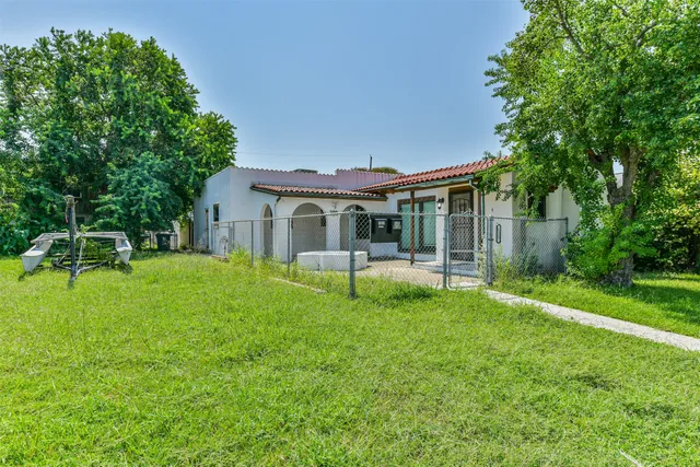 $1,750 | 123 Strand Street, Unit REAR, Galveston, TX 77550