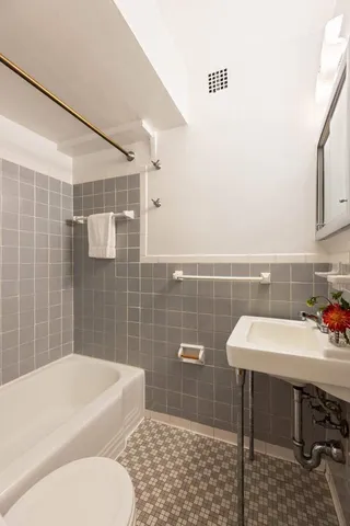 $395,000 | 210 East 36th Street, Unit 11B | Murray Hill