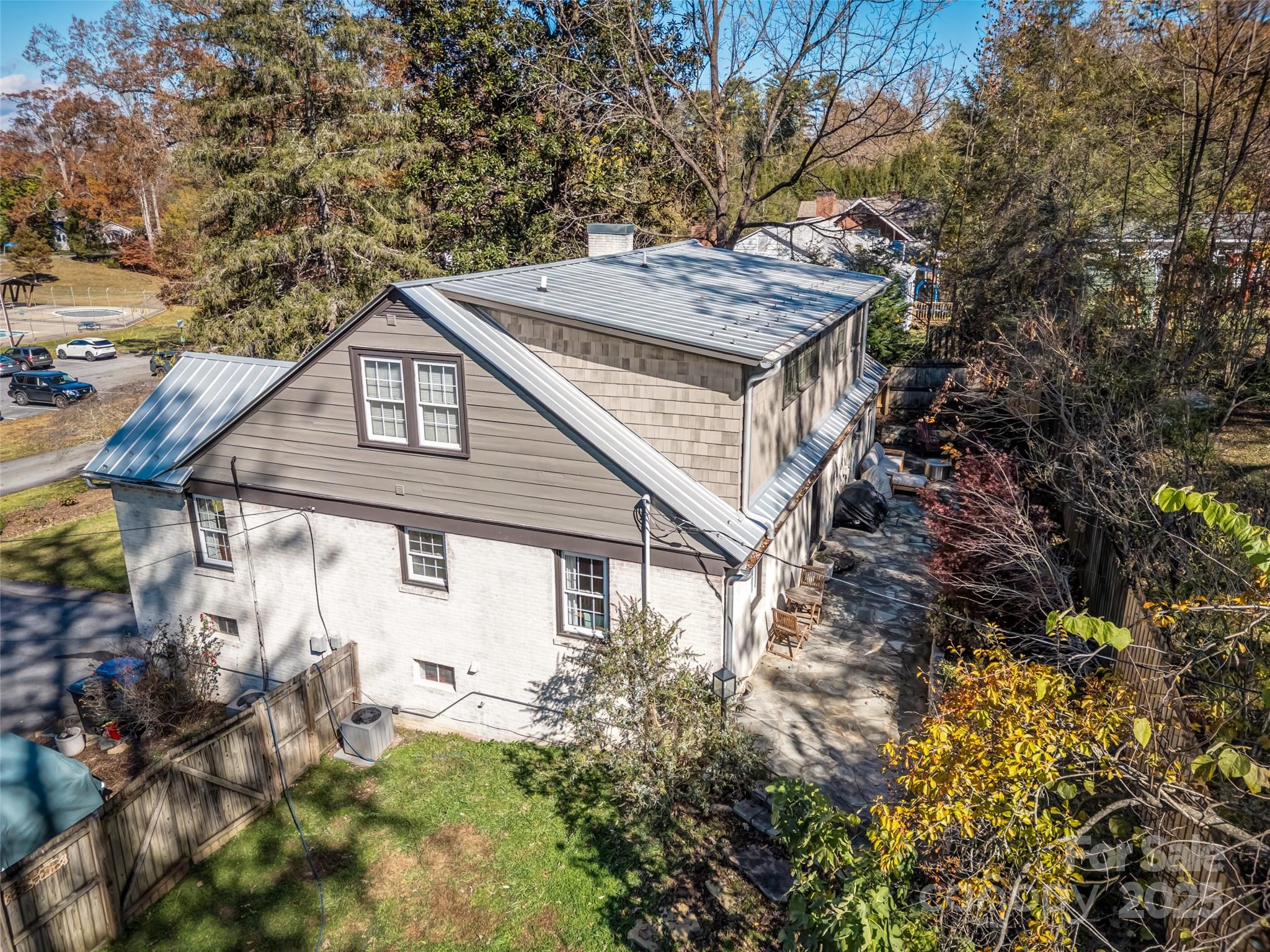 140 Lakeview Avenue Brevard, NC 28712 - Photo 3 of 37 a house view with a wooden fencing