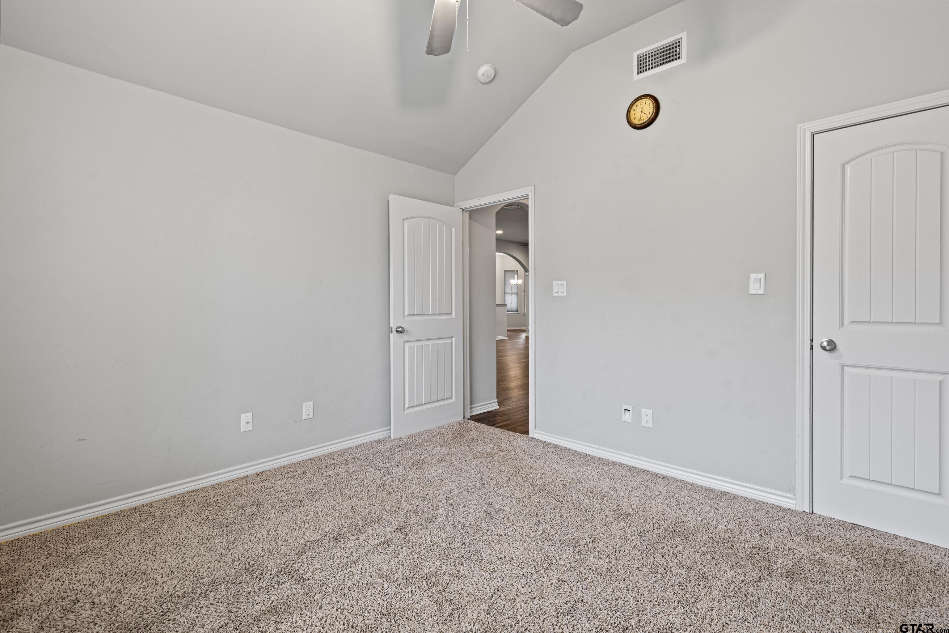 302 Collins Avenue Longview, TX 75605 - Photo 21 of 36 an empty room with closet and mirror