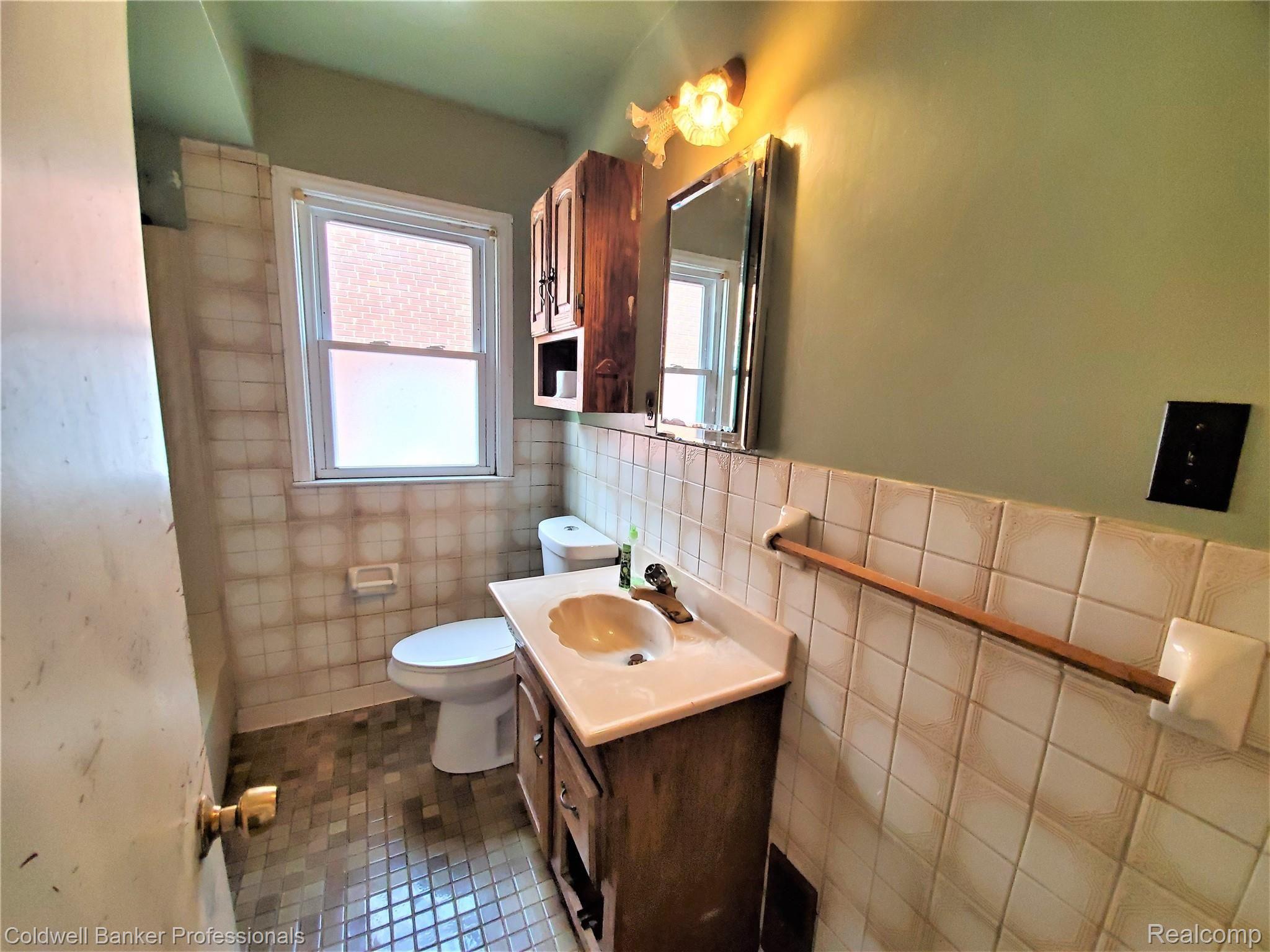 9988 Inkster Road Redford, MI 48239 - Photo 8 of 18 Pic08.jpg
