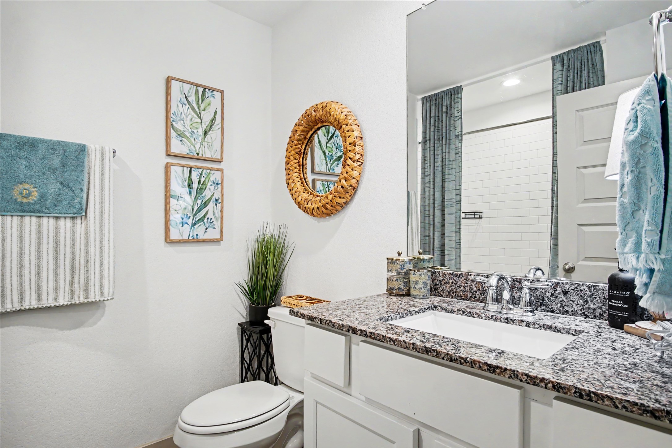 1302 Truckee River Drive Rosharon, TX 77583 - Photo 8 of 39 Spacious guest bathroom at the front of the home with granite countertops and neutral colors.