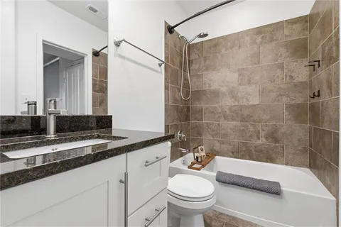 $229,900 | 2940 Baltimore Avenue, Unit 1204, Kansas City, MO 64108