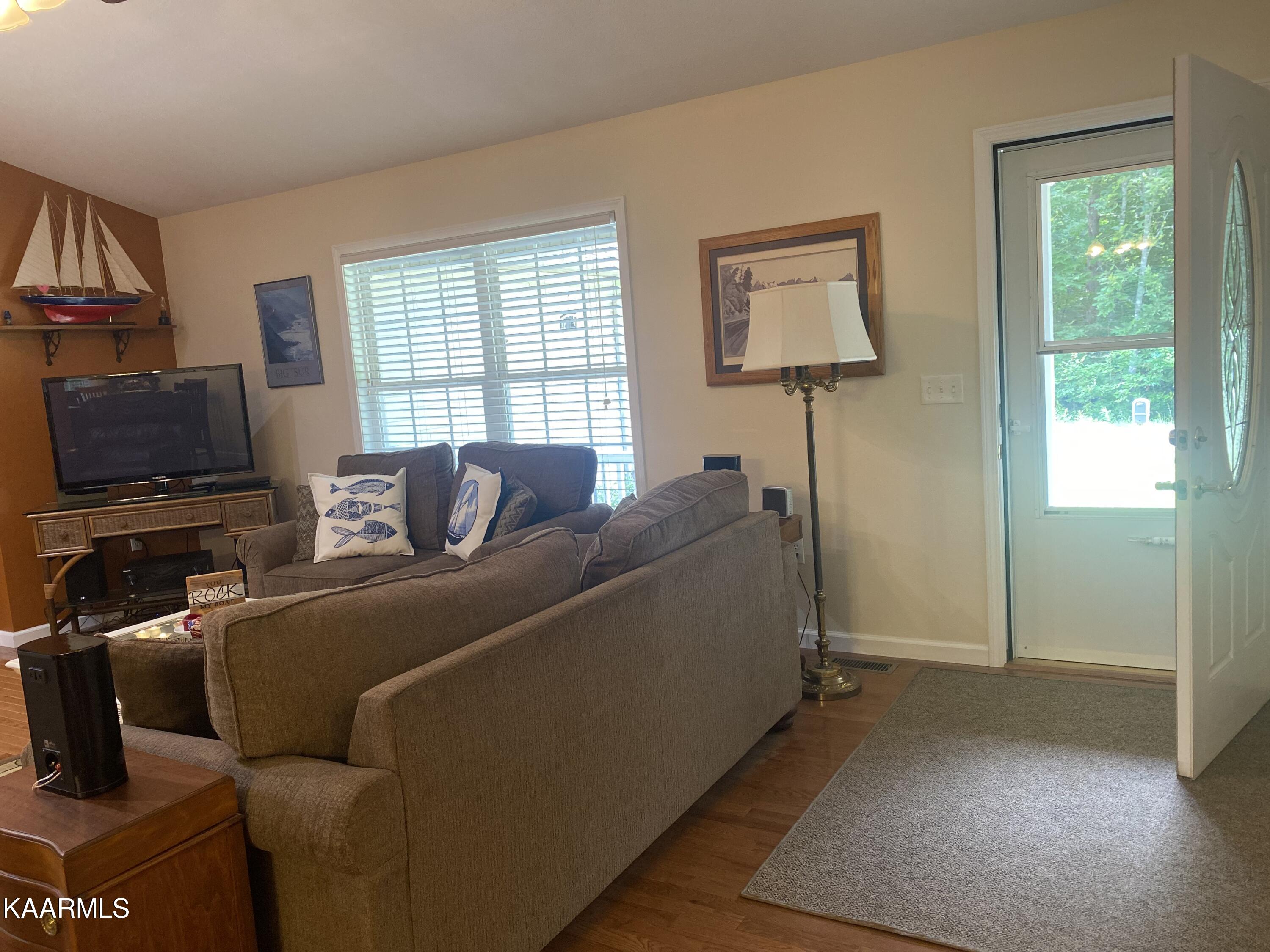 1021 Flathead Road Crossville, TN 38572 - Photo 3 of 43 Livingroom