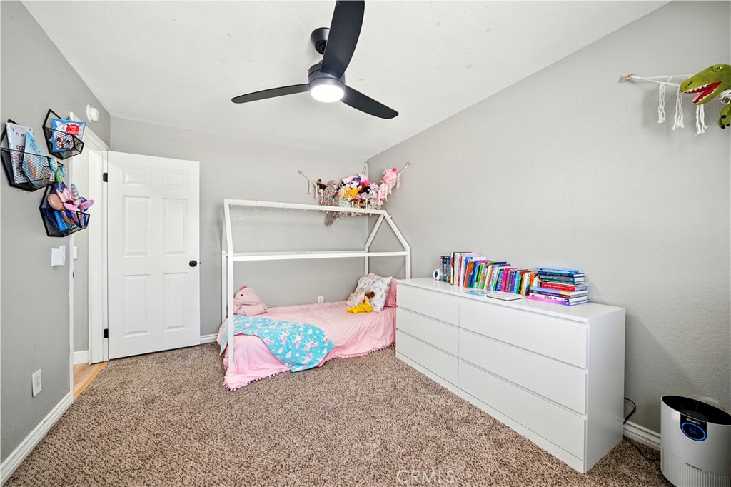 811 West James Street Rialto, CA 92376 - Photo 18 of 43 a utility room with dryer and washer